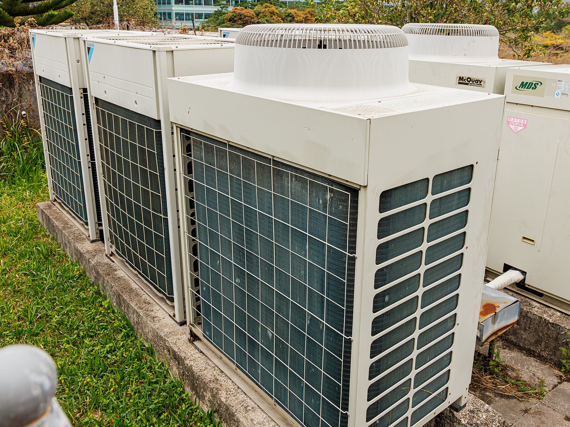 Groupes extérieurs de climatisation Daikin et McQuay