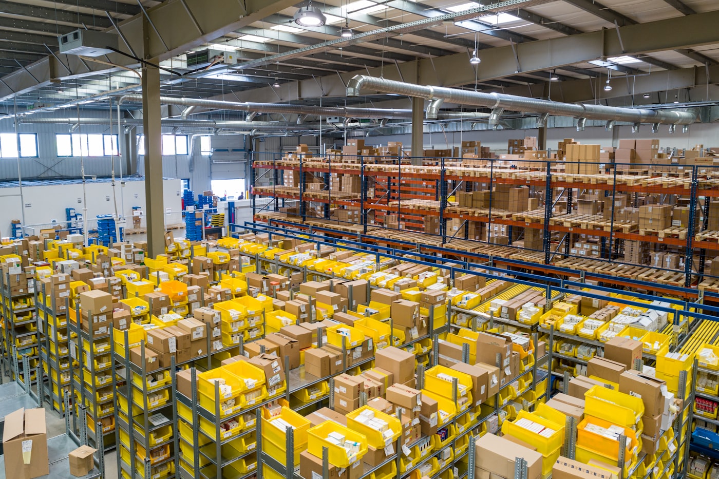 Entrepôt logistique avec réseau de ventilation et froid